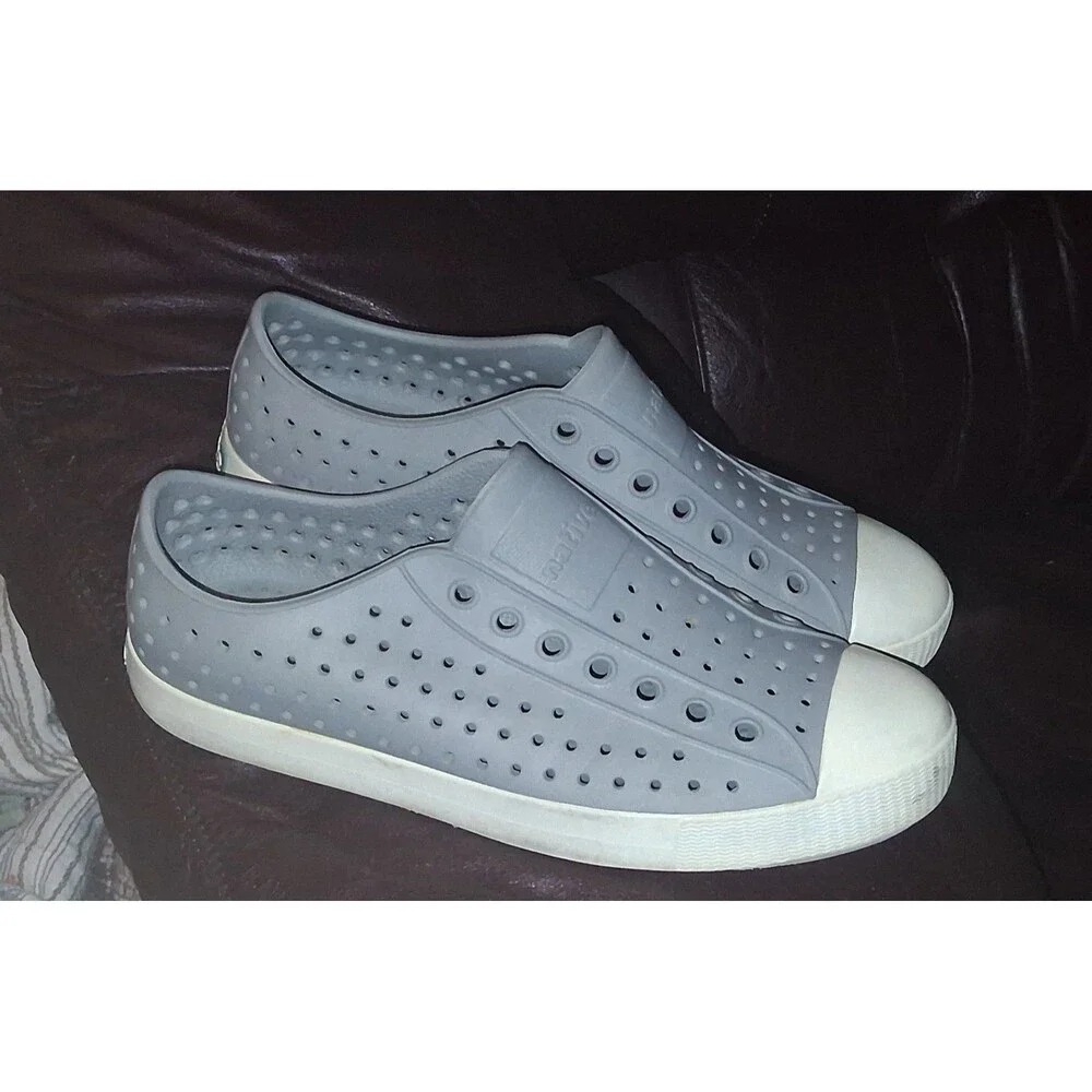 “Native” Slip-On Rubber Water Shoes in Gray/White (Men’s Size 7/Women’s Size 9)